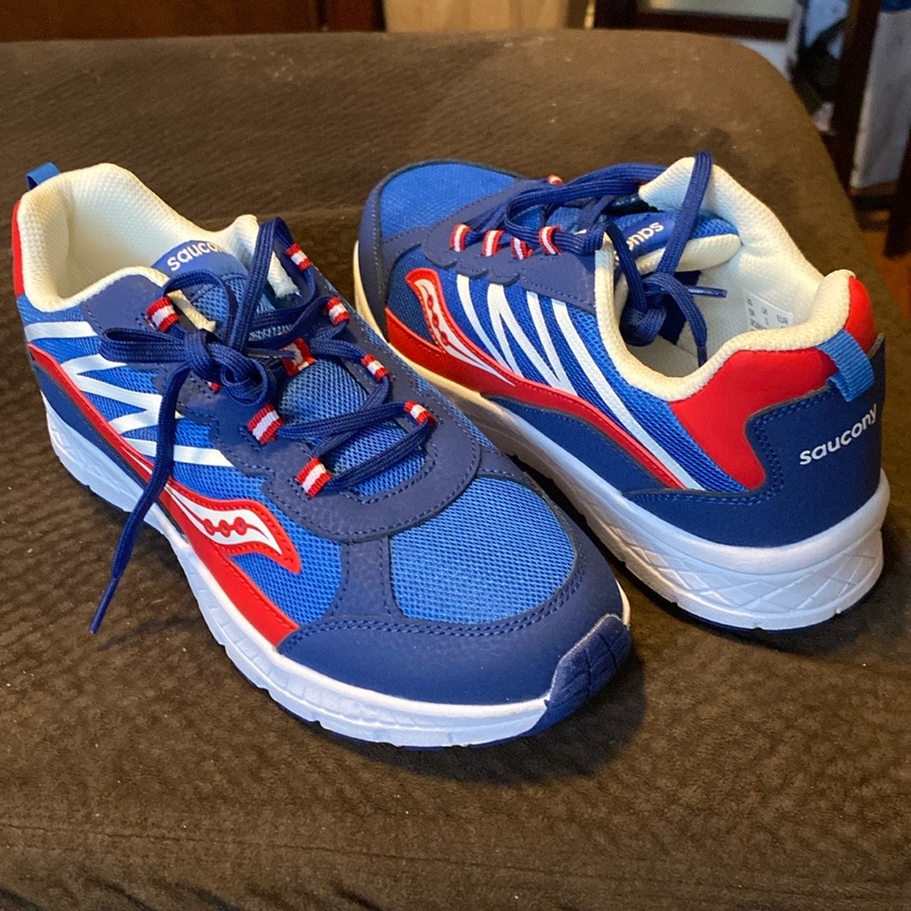Saucony youth sneakers, size 6m. Unisex